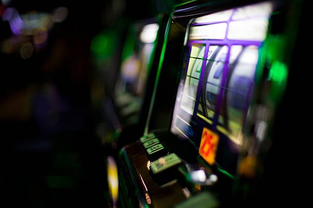 ituqq Featured Games section showing Aviator, Sweet Bonanza, and live-dealer table options